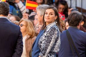 Η βασίλισσα Λετίσια με φλοράλ φόρεμα του ονείρου: Άκρως καλοκαιρινή με ροζ τσάντα και γόβες - εικόνα 8