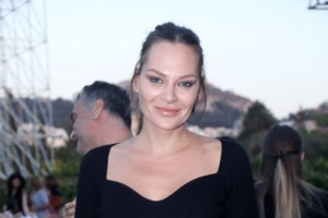 Υβόννη Μπόσνιακ: Το boho look με ονειρεμένο one shoulder καλοκαιρινό φόρεμα - εικόνα 7