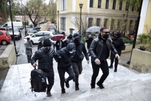 Ξυλοδαρμός στο Μετρό: Τι λένε για την άγρια επίθεση στον σταθμάρχη οι γονείς των δύο ανηλίκων [Βίντεο]