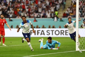 Μουντιάλ 2022: Η συγκλονιστική στιγμή με τους Ιρανούς παίκτες να μην ψάλλουν τον εθνικό ύμνο - Αντίσταση στο καθεστώς - εικόνα 2