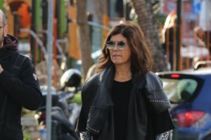 Ελένη Μενεγάκη: Φοράει τη μάσκα της και... τραγουδάει στη βροχή [Εικόνα]