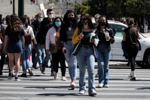 Νέα "κορονο-πάρτι" και "μαζώξεις" για take-away ποτό στην Αθήνα: Κυψέλη, Κολωνάκι, Ψυρρή [Εικόνες] - εικόνα 14