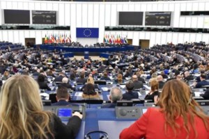 Κυβερνητικές πηγές - Έντονη αντίδραση για το ψήφισμα στο ΕΚ: "Πολιτικά υποκινούμενη ομάδα ευρωβουλευτών συκοφαντεί την Ελλάδα"