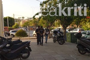 Υπόθεση βιασμού στα Ανώγεια: Στον ανακριτή ο 33χρονος - Συγκέντρωση γυναικών έξω από το δικαστήριο