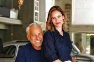 Ανίτα Μπραντ: Καταρρακωμένη μετά τον θάνατο του πατέρα της - Βρήκε παρηγοριά στην αγκαλιά του γιου της