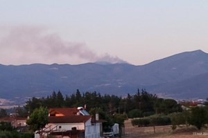 Απίστευτο περιστατικό στην Κρήτη: Πετούσαν πέτρες σε ελικόπτερο της πυροσβεστικής ενώ γέμιζε νερό - εικόνα 2