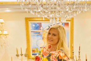 Υπερθέαμα η καλοκαιρινή Μαρίνα Πατούλη: Στην αμμουδιά με ψηλοτάκουνες κίτρινες γόβες [Βίντεο]