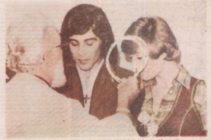 Βοσκόπουλος - Μαρινέλλα: Η αδημοσίευτη χριστουγεννιάτικη φωτογραφία τους αγκαλιά στο χριστουγεννιάτικο δέντρο