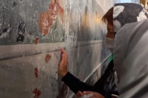 Εικόνες ντροπής στην Αγία Σοφία: Χαράζουν ονόματα και καρδιές σε στήλη στήριξης της εκκλησίας [Βίντεο]