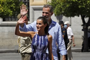 Βασίλισσα Λετίσια: Η διαφορετική εμφάνιση σε δημοσιογραφικά βραβεία με έξωμο κόκκινο φουστάνι [Εικόνες] - εικόνα 13