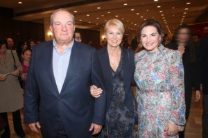 Έλενα Ράπτη: Η βραδινή έξοδος με τον σύζυγό της - Το μικρό μαύρο crochet φόρεμα που συνδύασε με κόκκινες γόβες