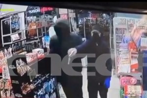 Προκλητική ληστεία στην Κηφισιά: Μπούκαραν σε φούρνο με ακάλυπτα τα πρόσωπά τους και άρπαξαν το χρηματοκιβώτιο