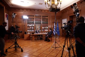 Αιχμηρά σχόλια της αντιπολίτευσης για τη συνέντευξη Μητσοτάκη: Δεν ζήτησε ούτε μια συγγνώμη για την Ικαρία