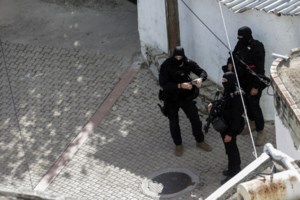 Βορίζια: Με... drone η κηδεία της 56χρονης στα Χανιά - Υποβασταζόμενη η μάνα, κατέρρευσε η αδερφή της - εικόνα 2