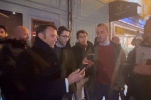 Γαλλία: Διαδηλωτές υποδέχτηκαν τον Μακρόν χτυπώντας κατσαρόλες και τηγάνια σε εργοστάσιο στην Αλσατία [Εικόνες] - εικόνα 2