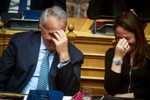 Ευκλείδης Τσακαλώτος: Η Μαρία Καρυστιανού μου θυμίζει την Τζούλια Ρόμπερτς στην ταινία  "Έριν Μπρόκοβιτς" - εικόνα 2