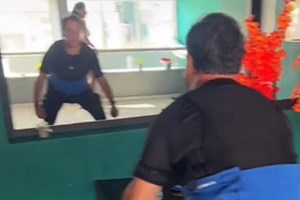 Καταγγέλλουν τη γυμνάστρια του Άδωνι Γεωργιάδη ότι δεν έχει πτυχίο - Πολιτικό θέμα η γυμναστική του υπουργού [βίντεο]