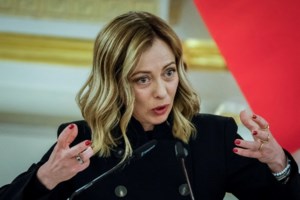 Ιταλία: Χαμός με την Τζόρτζια Μελόνι να κρύβεται μέσα στο σακάκι της [βίντεο] - εικόνα 3