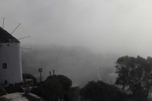 "Hλία ρίχ' το" στη Μύκονο: Χαμός σε γλέντι, έσπαγαν πλακάκια στην πίστα [βίντεο]