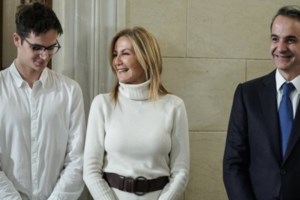 Οι ξεχωριστές συναντήσεις Μητσοτάκη στη Λέσβο: Η μητέρα που νίκησε τον καρκίνο και ο πρώτος μαθητής - εικόνα 4