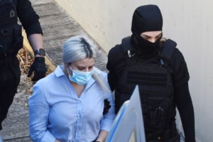 Επίθεση με βιτριόλι: "Ήταν λουσμένη η Ιωάννα, λιώσανε τα μάρμαρα και το ασανσέρ" - Οι καταθέσεις που καίνε την Εφη - εικόνα 2