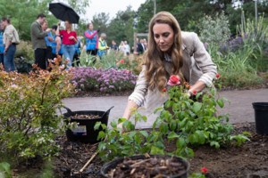 Η εντυπωσιακή εμφάνιση της Κέιτ Μίντλετον με τα τέσσερα βασιλικά δαχτυλίδια - Ο συμβολισμός που λέει πολλά - εικόνα 3