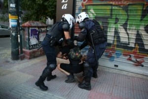 Ελεύθεροι οι συλληφθέντες για τα επεισόδια στην ΑΣΟΕΕ- Με όρο να μην… ξαναπάνε  στα Εξάρχεια