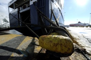 Σαρώνει τη Ρόδο η κακοκαιρία:  Τα κύματα "κατάπιαν" δρόμο - Έπεσαν δέντρα - Αποκομμένο το νησί [εικόνες] - εικόνα 2