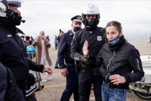 Θεοφάνεια- Απίστευτος συνωστισμός στη Μητρόπολη Χανίων: "Πατείς με πατώ σε" και πολλοί χωρίς μάσκες - εικόνα 3