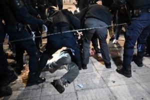 Το αρχηγείο της ΕΛΑΣ για την επίθεση των ΜΑΤ κατά εποχικών πυροσβεστών: Ερευνα από εισαγγελέα και Συνήγορο του Πολίτη