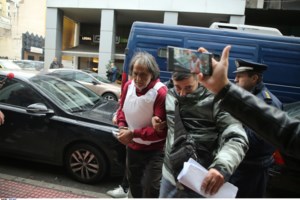 Έγκλημα στη Σαλαμίνα: "Τον συντηρούσαμε και μου σκότωσε το παιδί" - Ξεσπά η μητέρα της 43χρονης