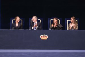 Τα νέα πορτρέτα του Φελίπε και της Λετίσια: Σαν σταρ του Χόλιγουντ η βασίλισσα με δραματικό look και διαμάντια - εικόνα 8