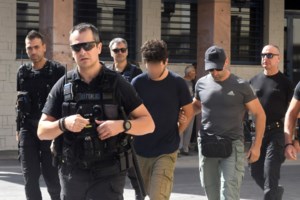 Κρήτη: Ταξιτζής πέταξε έξω μητέρα και παιδιά για να πάρει κούρσα με τουρίστες