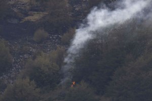 Φωτιές στην Κορινθία: Τραυματίστηκε πυροσβέστης από ρίψη νερού από ελικόπτερο - εικόνα 3