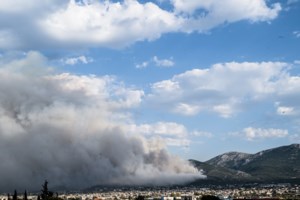 Φωτιά στην Πάρνηθα: Βελτιωμένη η εικόνα - Μάχη με τις αναζωπυρώσεις - Σε ετοιμότητα οι κάτοικοι στους Θρακομακεδόνες