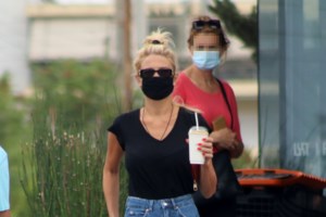 Η Φαίη Σκορδά στα μαύρα: Σπάνια βραδινή έξοδος με total leather look [εικόνες]