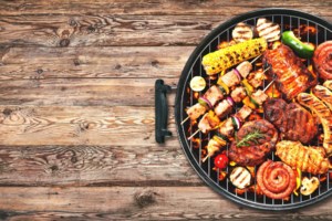 Πυρετώδεις προετοιμασίες για την Τσικνοπέμπτη: Πόσο κοστίζουν σουβλάκια, λουκάνικα, πανσέτες - Τι επιλέγουν