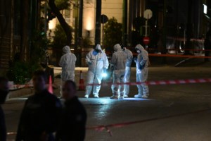 Βόμβα στη Hellenic Train: Νέα βίντεο ντοκουμέντα - Άνδρας με κουκούλα και σακίδιο πριν και μετά την έκρηξη - εικόνα 2