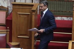 Λιποθύμησε η Νόνη Δούνια στη Βουλή - Πήγε ασθενοφόρο