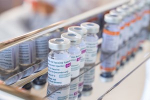 "Πάγος" της ΕΕ στην AstraZeneca - Παρέμβαση Μακρόν: Άλλα εμβόλια είναι πιο αποτελεσματικά