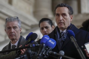 "Έβαλε τα γυαλιά στον Δημητρακόπουλο": Αποθέωση στο Twitter για τα γαλλικά του Δημήτρη Κουτσούμπα [Βίντεο]