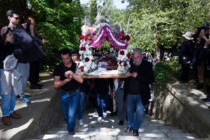 Ω γλυκύ μου έαρ: Με κατάνυξη και ευλάβεια η περιφορά των Επιταφίων σε όλη τη χώρα [Εικόνες] - εικόνα 8