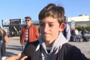 Παρ' ολίγο τραγωδία: Πόρτα σχολείου έπεσε και καταπλάκωσε 6χρονο παιδάκι στον Άγιο Στέφανο  [ΒΙΝΤΕΟ] - εικόνα 3