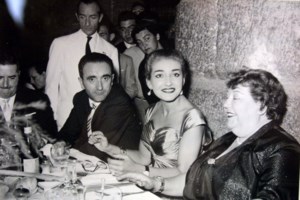 Στην κρεβατοκάμαρα με την Κάλλας: Κάθεται στο μεγαλοπρεπές κρεβάτι, στο διαμέρισμα στο Παρίσι -Σπάνιο κλικ - εικόνα 2