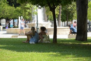 Καύσωνας: Οδηγίες προστασίας για ευάλωτες ομάδες - Τι πρέπει να κάνετε και τι όχι αν έχετε βρέφη και ηλικιωμένους