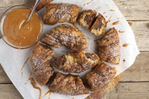 Ακης Πετρετζίκης: Συνταγή για πανεύκολο γλυκό ψυγείου με cookies