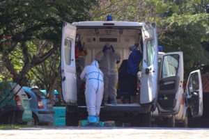 Απίστευτο: "Κορονοπάρτι" στη Φτελιά της Μυκόνου με καλεσμένους ασθενείς που ήταν σε καραντίνα- Συλλήψεις από την ΕΛ.ΑΣ - εικόνα 3