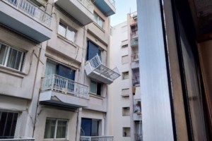 Συγγρού: Ξήλωσαν επιτέλους το "αιωρούμενο" μπαλκόνι του ξενοδοχείου, μετά από τρεις μέρες [Εικόνες] - εικόνα 3