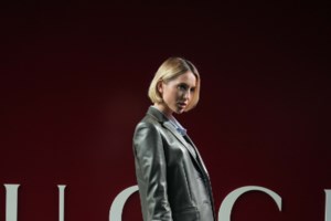 Αλεξάνδρα Παλαιολόγου: Βραδινή εμφάνιση με την πιο εντυπωσιακή φλοράλ καπαρντίνα και ασορτί τσαντάκι - εικόνα 6