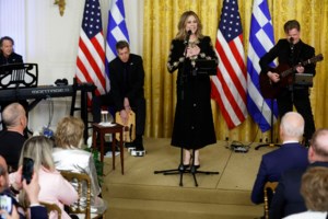 Τομ Χανκς και Ρίτα Γουίλσον εύχονται στα ελληνικά για το Πάσχα: "Χριστός Ανέστη, Αληθώς Ανέστη"